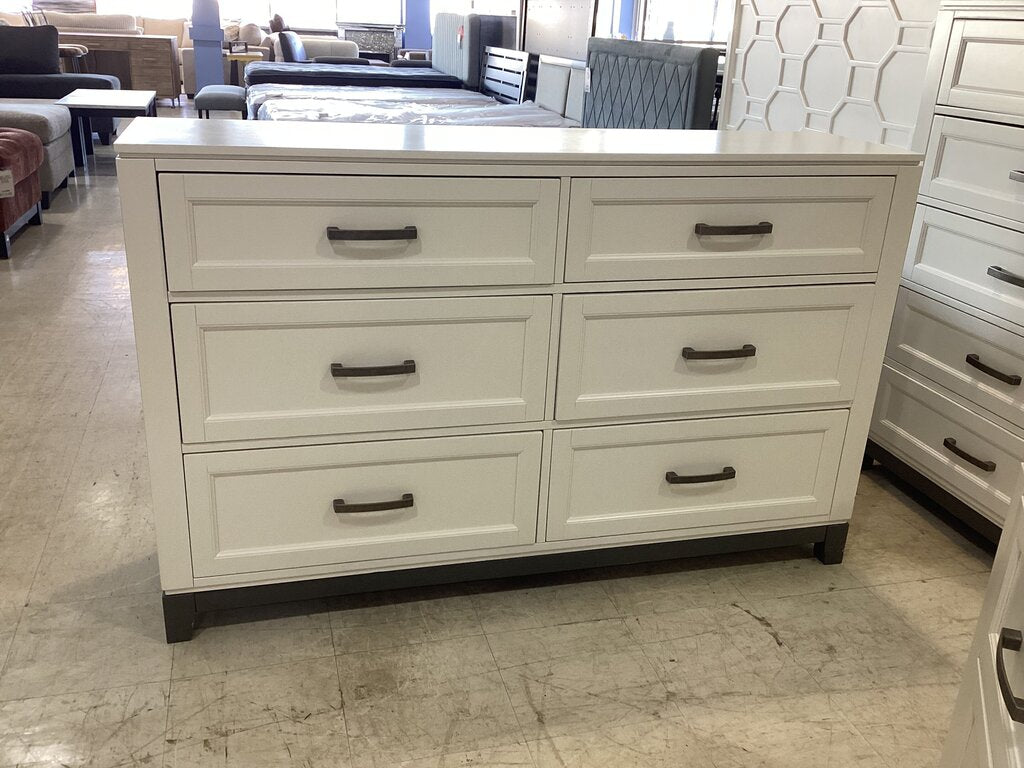 80995 (8530-15) Ashley Brynburg Dresser 61x16x38