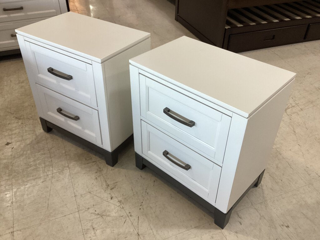 80999 (8531-4) Ashley Brynburg Pair of Nightstands 24x16x27