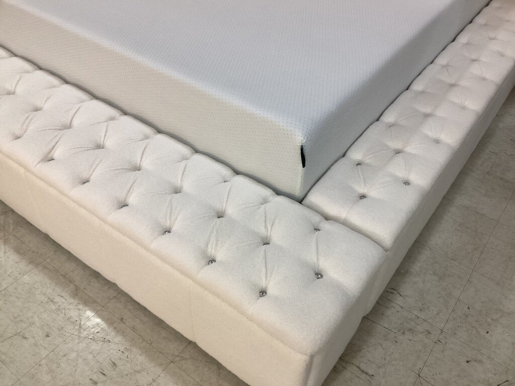 Jasmine White NEW Queen Platform Bed Frame 71x102x61 (134130)