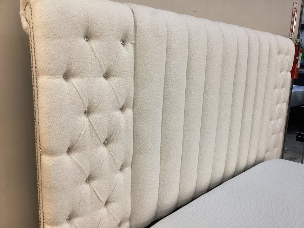 Jasmine White NEW Queen Platform Bed Frame 71x102x61 (134130)