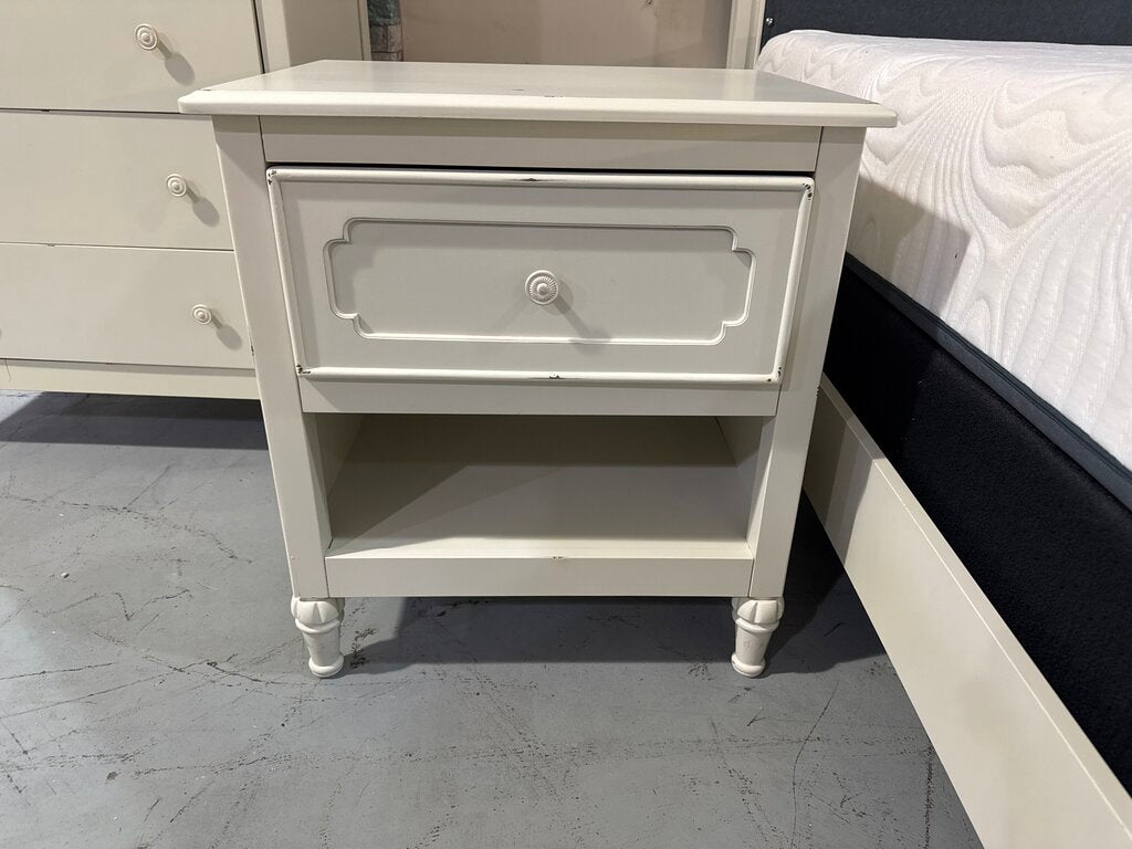 81000 (8531-5) Ashley Faelene Nightstand 24x17x25