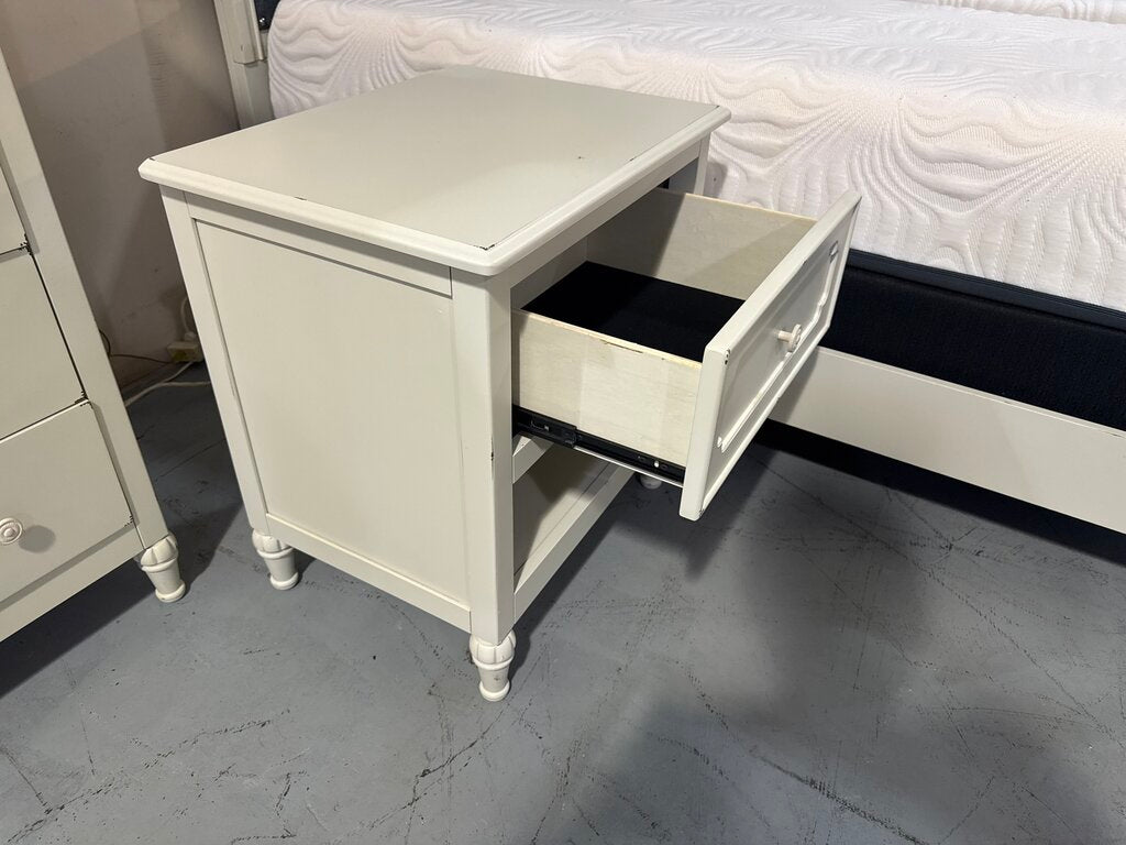 81000 (8531-5) Ashley Faelene Nightstand 24x17x25