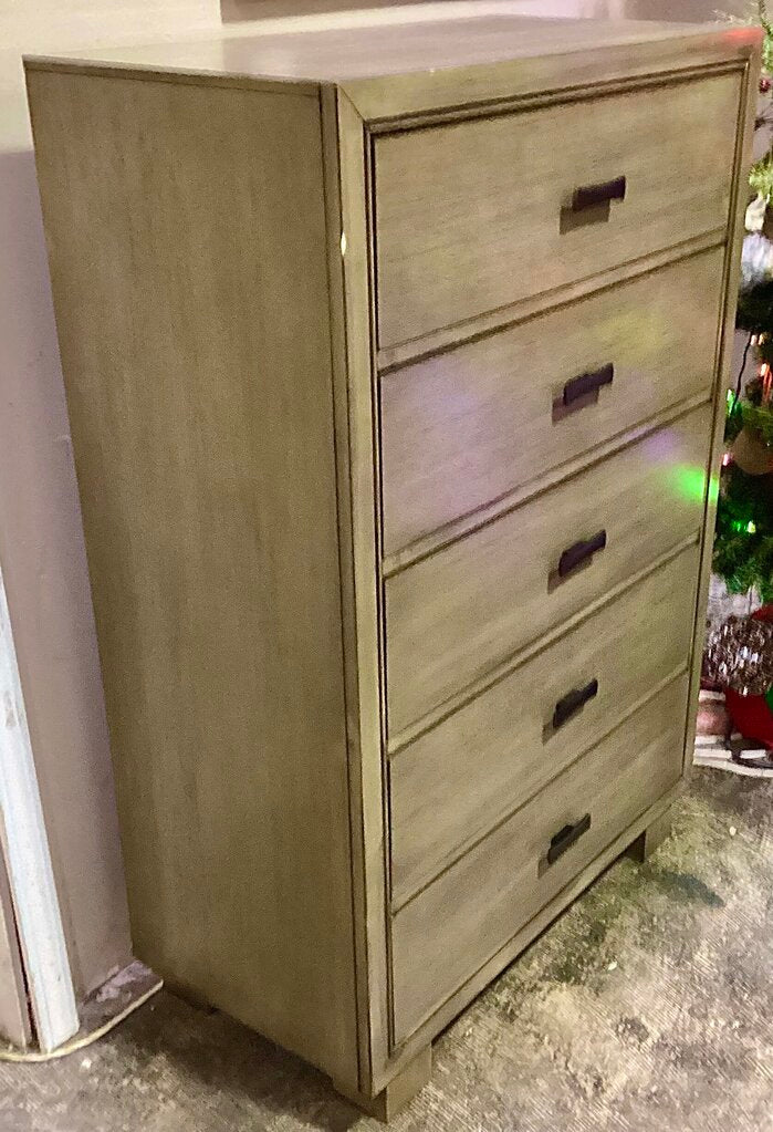 85165 Ashley 5 Drawer Chest 32x16x47
