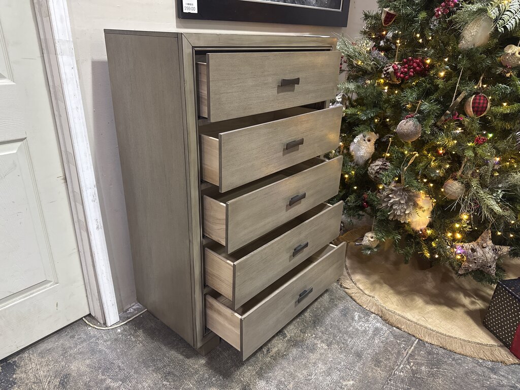 85165 - Ashley Arnett 5 Drawer Chest 32x16x47