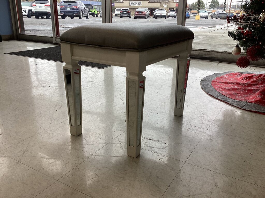 Juliet White Vanity w/Stool Set (176100)