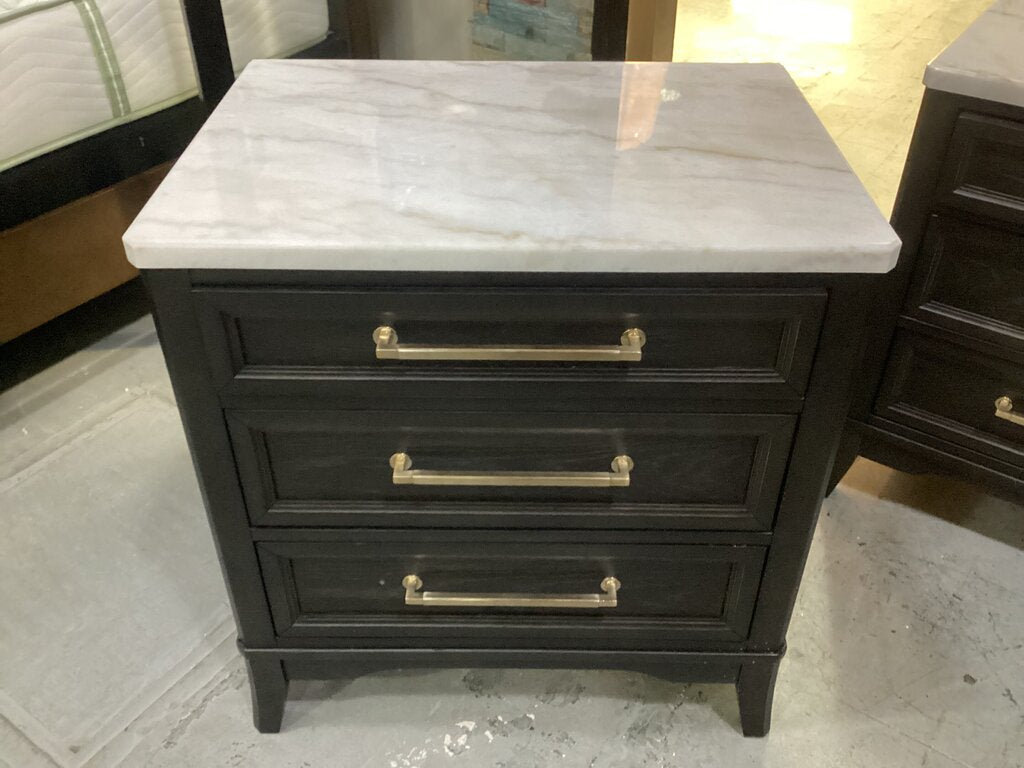 85289 - Ashley Welltern Pair of Charging Nightstands 28x20x30