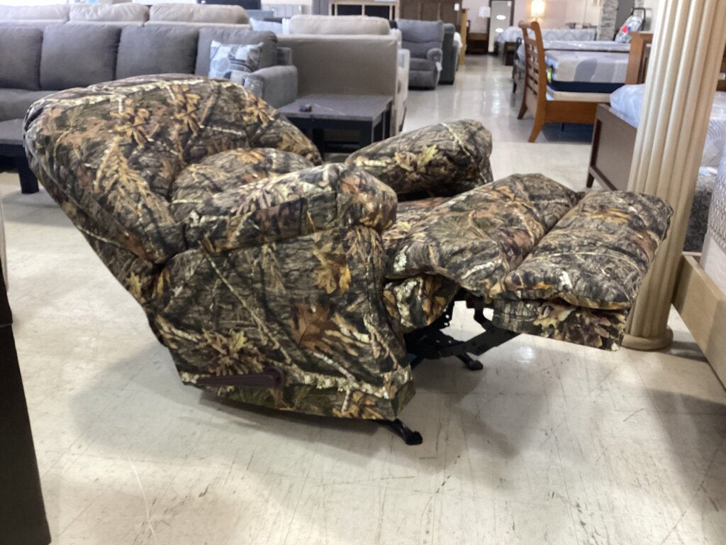 Camo NEW Rocker Recliner 38x40x42 (8500)