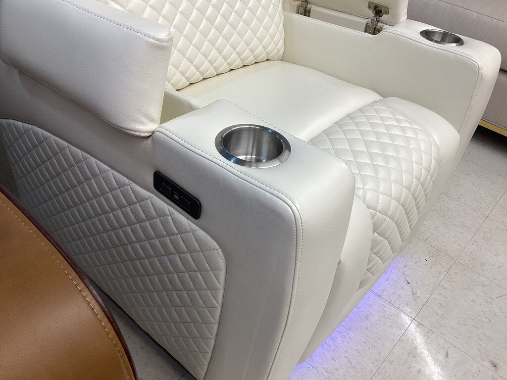 Boss White NEW Power Recliner w/LED (697192)
