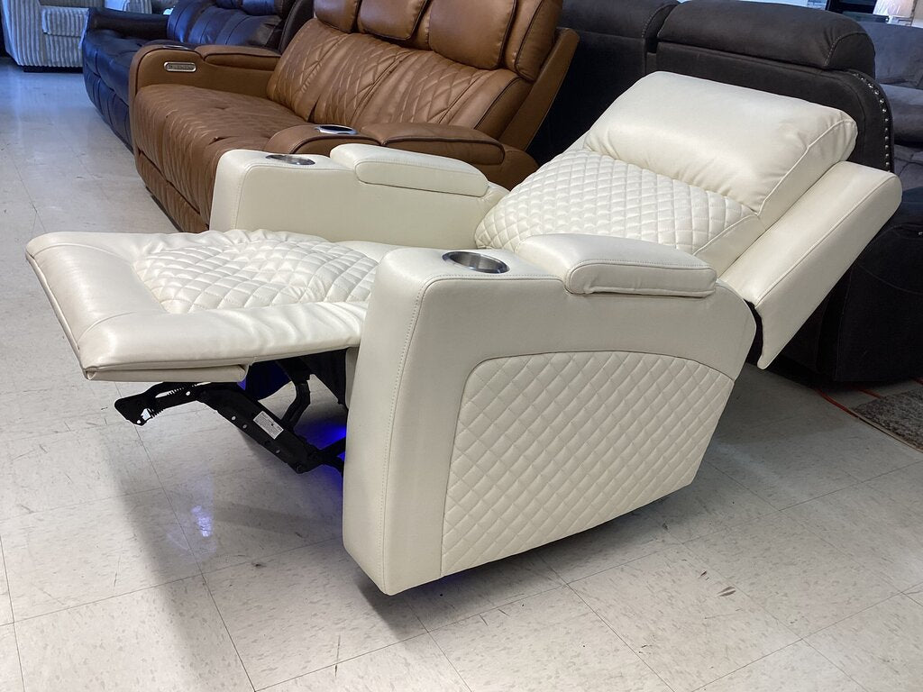 Boss White NEW Power Recliner w/LED (697192)