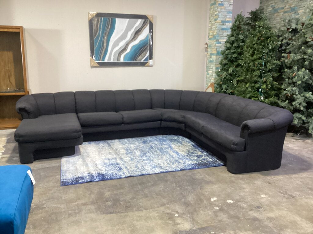 85521 - Carsons Black 4pc Sectional 134x107x30