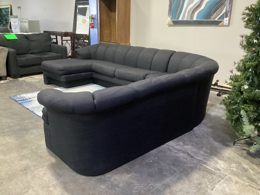 85521 - Carsons Black 4pc Sectional 134x107x30