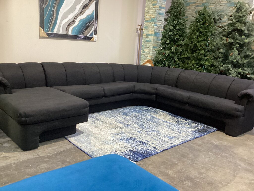 85521 - Carsons Black 4pc Sectional 134x107x30