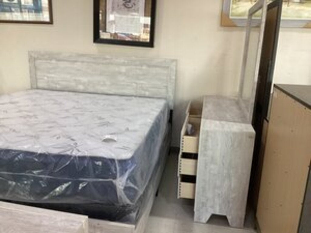 Millie White NEW Queen 4pc Bed Room Group (B9220-Q)