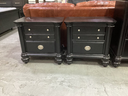 85564 - Klaussner Pair of Nightstands 28x18x28