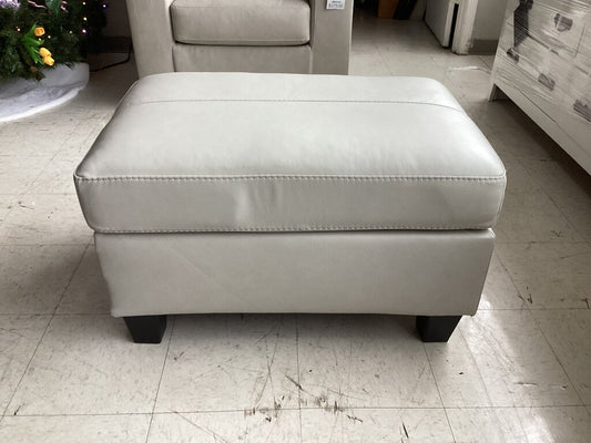 85598 - Ashley Geno Ottoman 33x23x19