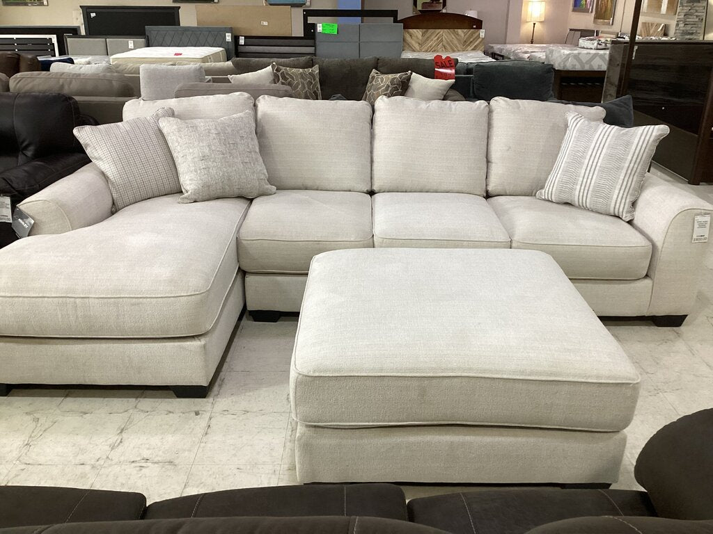 85599 - Ashley Lerenza 2pc Sectional w/Ottoman 129x70x37 / 40x40x20