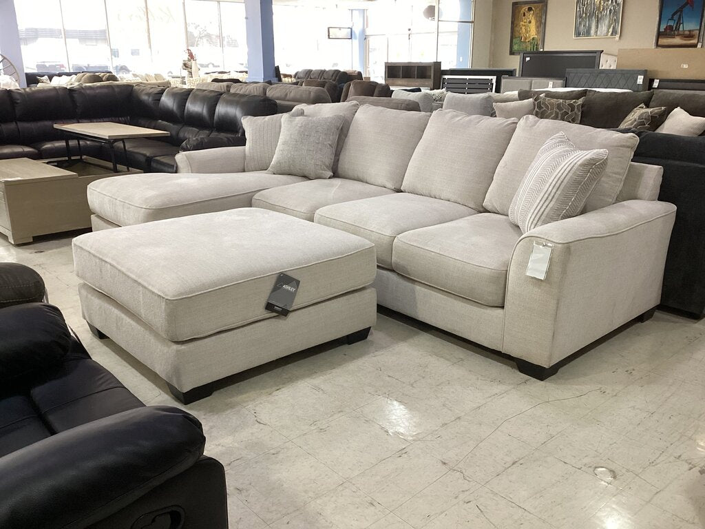 85599 - Ashley Lerenza 2pc Sectional w/Ottoman 129x70x37 / 40x40x20