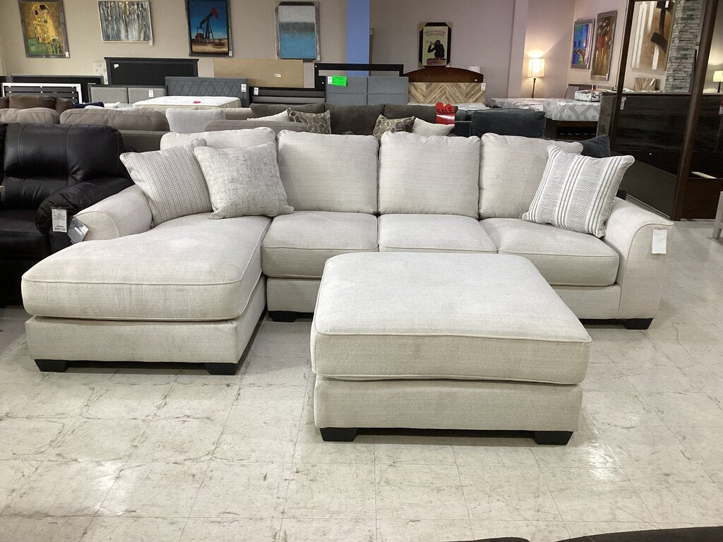 85599 - Ashley Lerenza 2pc Sectional w/Ottoman 129x70x37 / 40x40x20