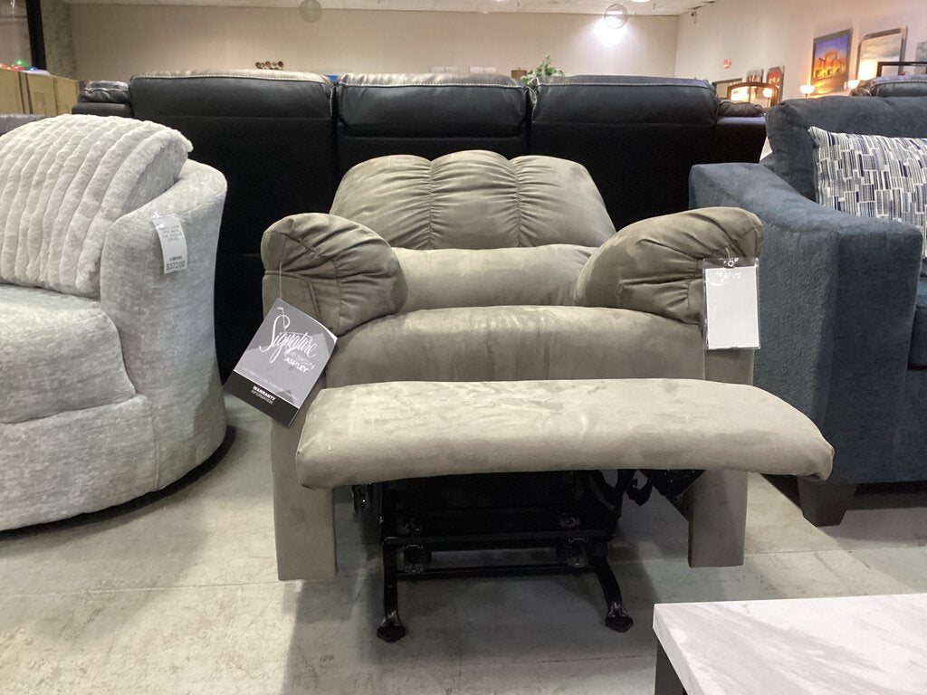 85593 - Ashley Darcy Cobblestone Recliner 33x42x42