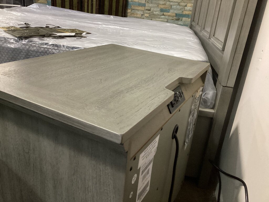 85626 - Ashley Russelyn Nightstand 26x18x29