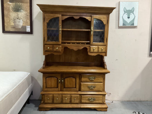 85656 - Thomasville Vintage 2pc Cabinet Hutch 56x20x83