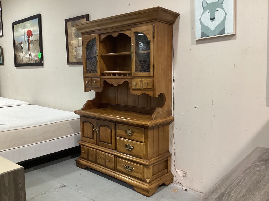 85656 - Thomasville Vintage 2pc Cabinet Hutch 56x20x83