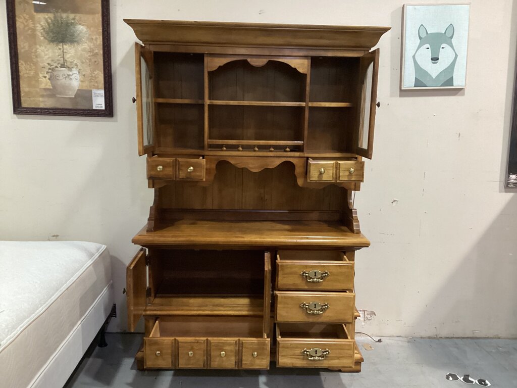 85656 - Thomasville Vintage 2pc Cabinet Hutch 56x20x83