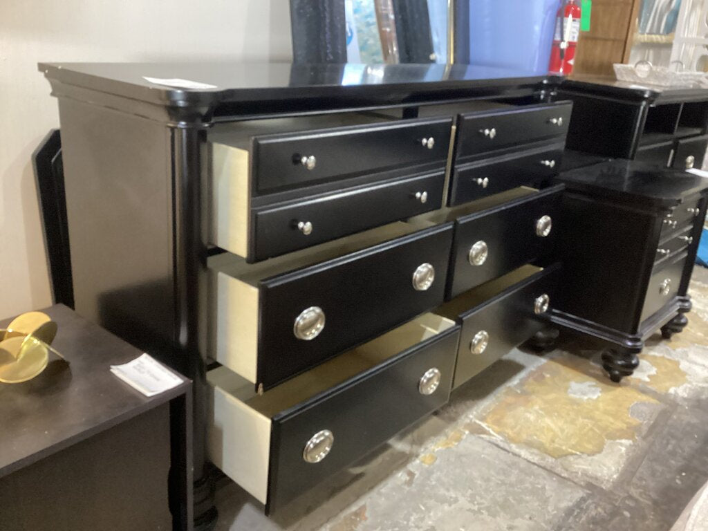 85562 - Klaussner Black Dresser 64x19x42