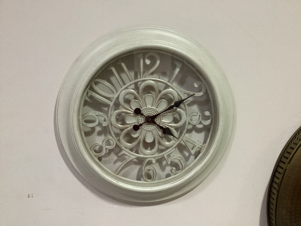 85460 - Antiqued White Flower 18in Wall Clock