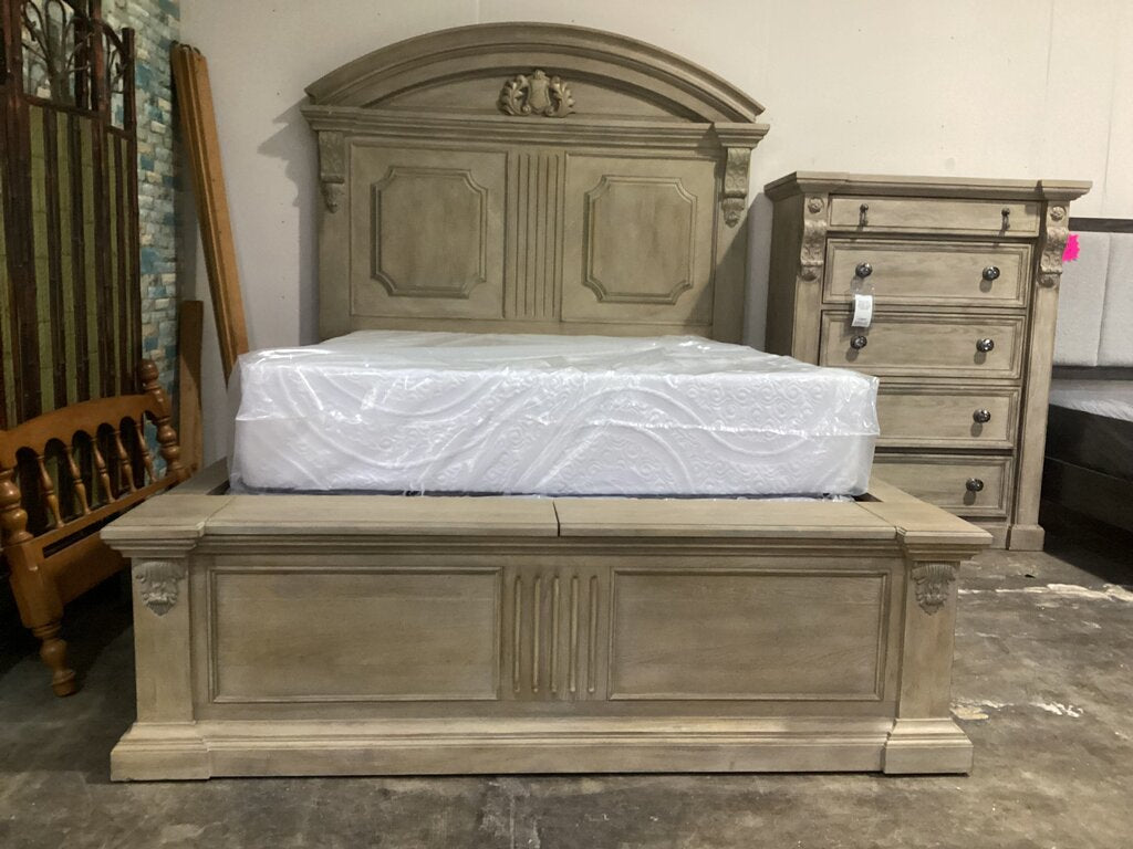 85710 - A.R.T. Chambers Arch Salvage Queen Bed Frame 71x96x82