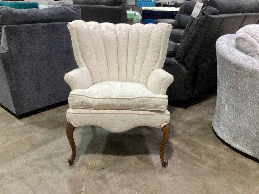 85833 - Vintage Fanback Arm Chair 28x24x33