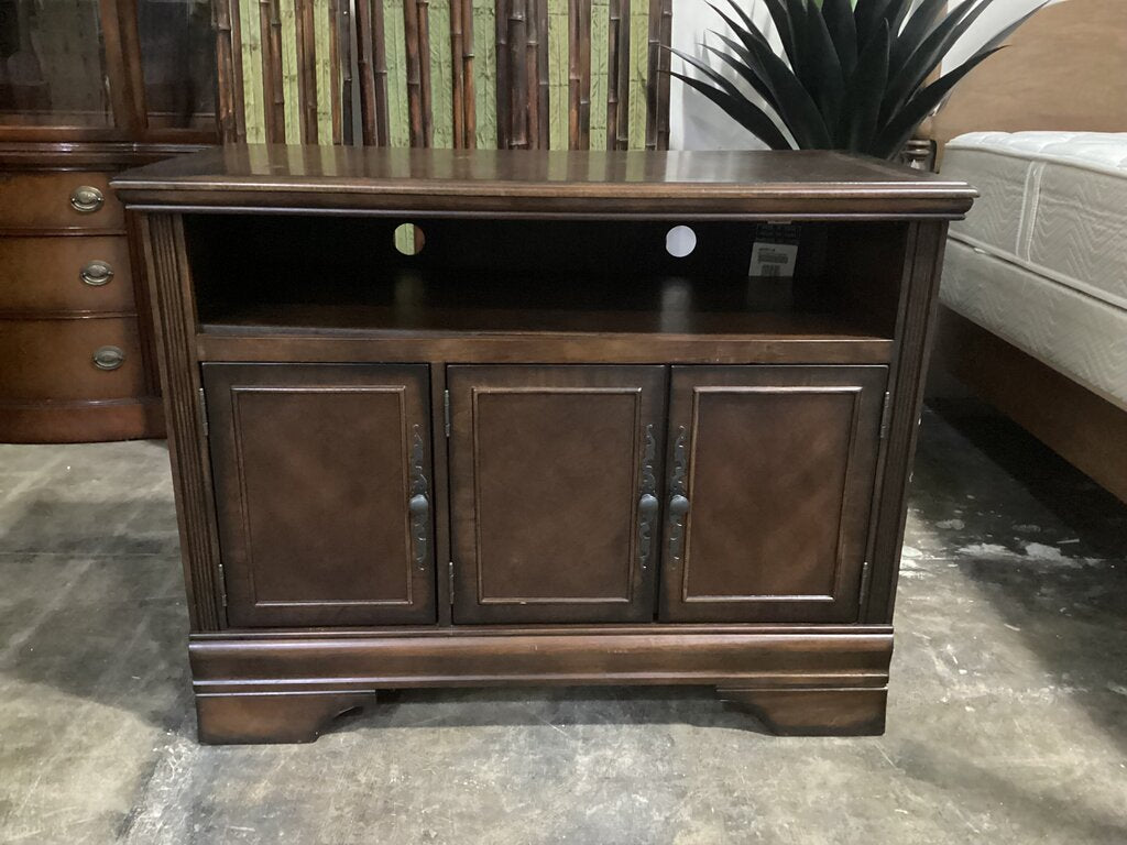 85867 Ashlley Hamlyn TV Stand 42x20x32