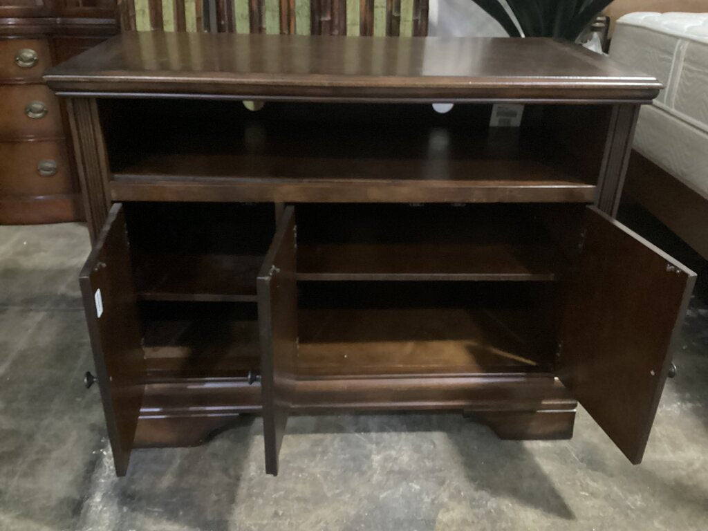 85867 Ashlley Hamlyn TV Stand 42x20x32