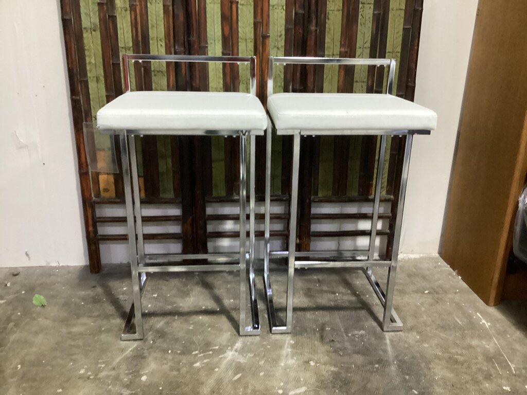 85906 - Ashley Madanere Pair of White Barstools 19x17x31/35