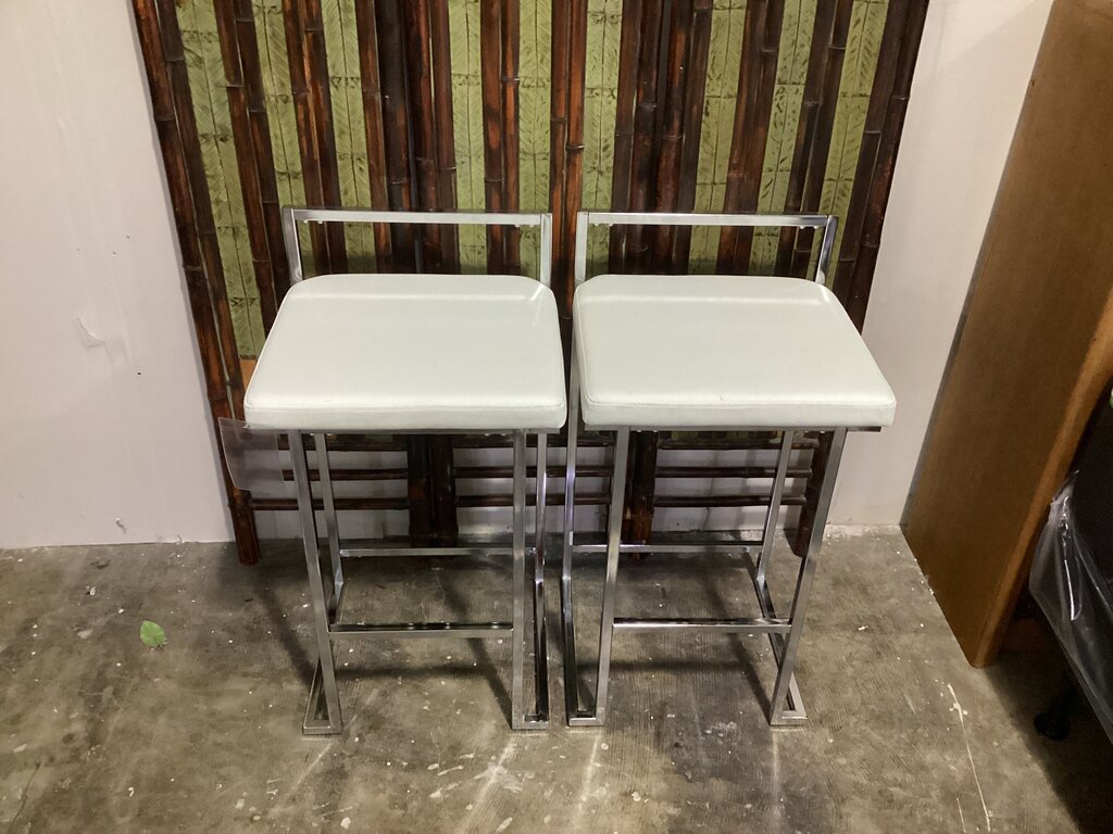 85906 - Ashley Madanere Pair of White Barstools 19x17x31/35