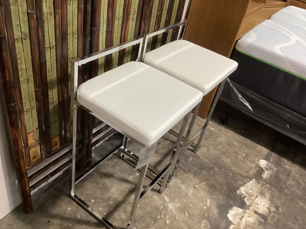85906 - Ashley Madanere Pair of White Barstools 19x17x31/35