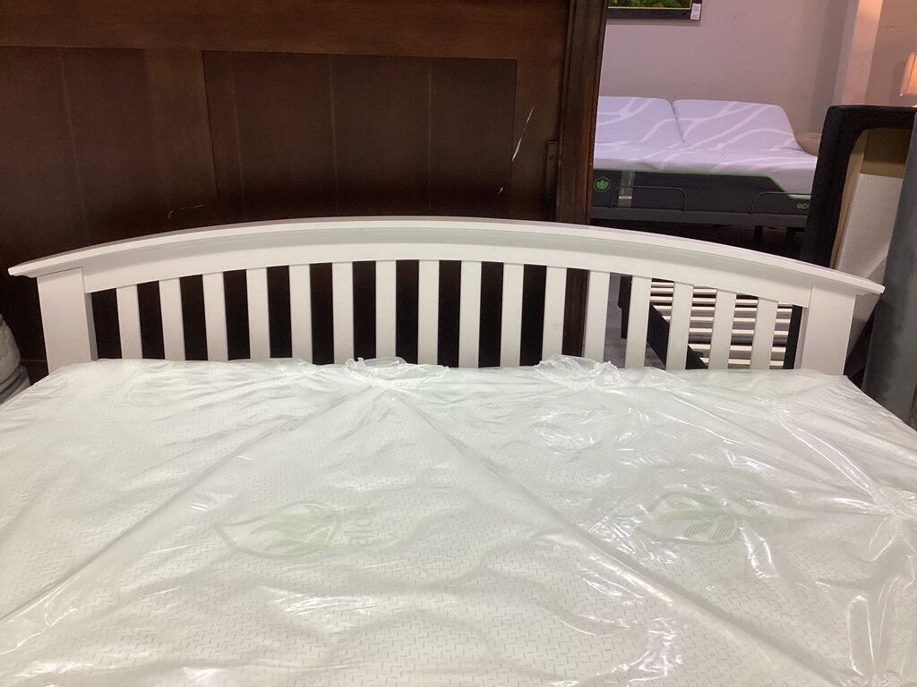 Metro White NEW Queen Platform Bed Frame 67x84x35 (DF003Q-W)