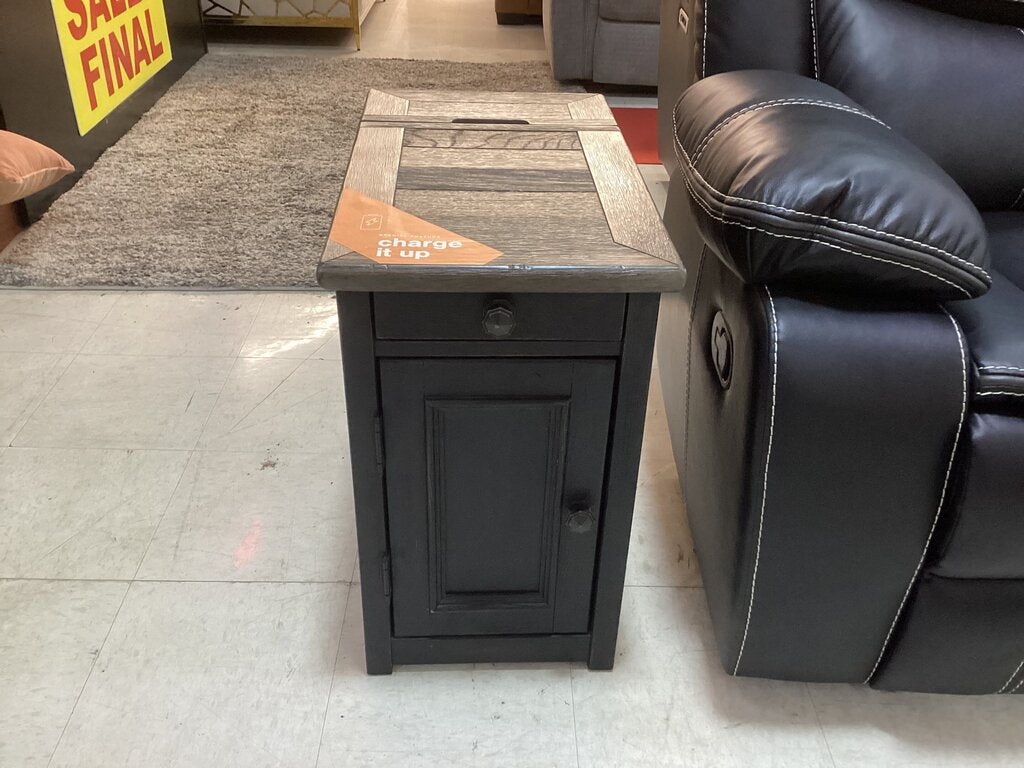 86082 - Ashley Tyler Creek Chairside Table 14x24x23
