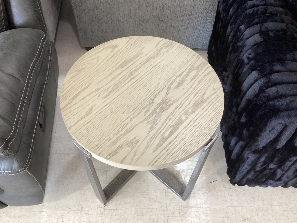 86095 - Ashley Dalenville Round End Table 24x24x24