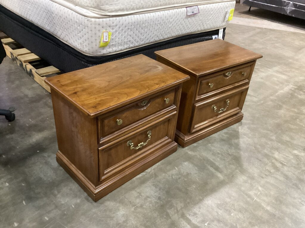 86181 - Thomasville Traditional Pair of Nightstands 26x16x22
