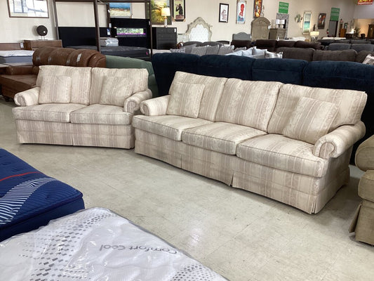 86199 Thomasville Vintage Sofa and Loveseat 87/61x34x34