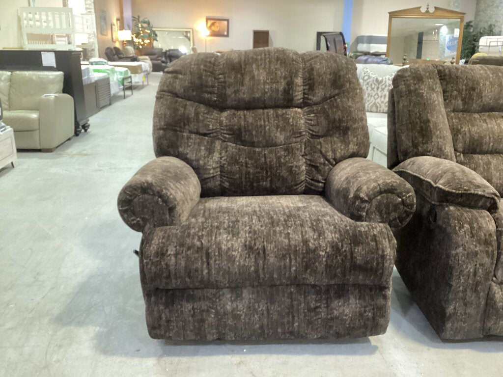 86269 Ashley Movie Man Chocolate Recliner 45x36x44