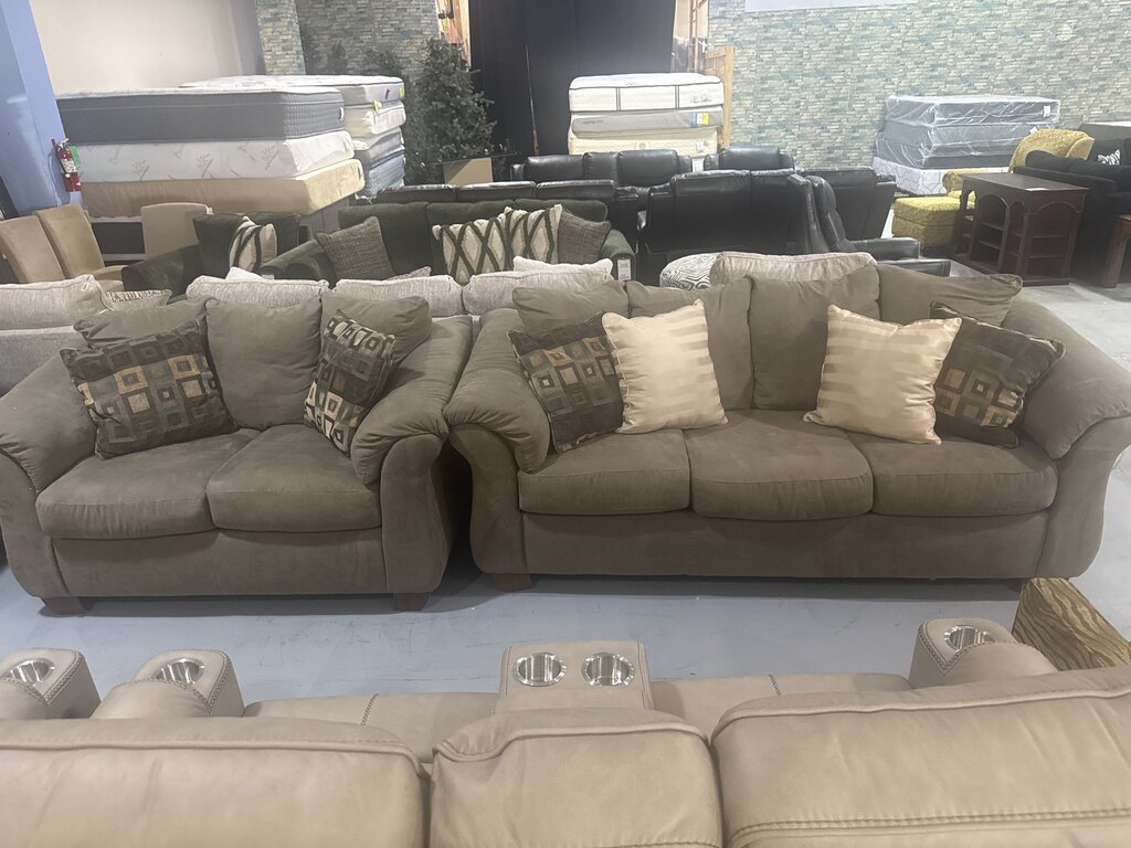 86282 - Ashley Darcy Sofa and Loveseat 88-66x37x39