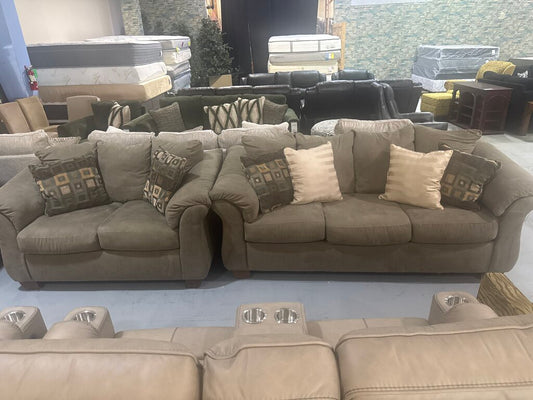 86282 - Ashley Darcy Sofa and Loveseat 88-66x37x39