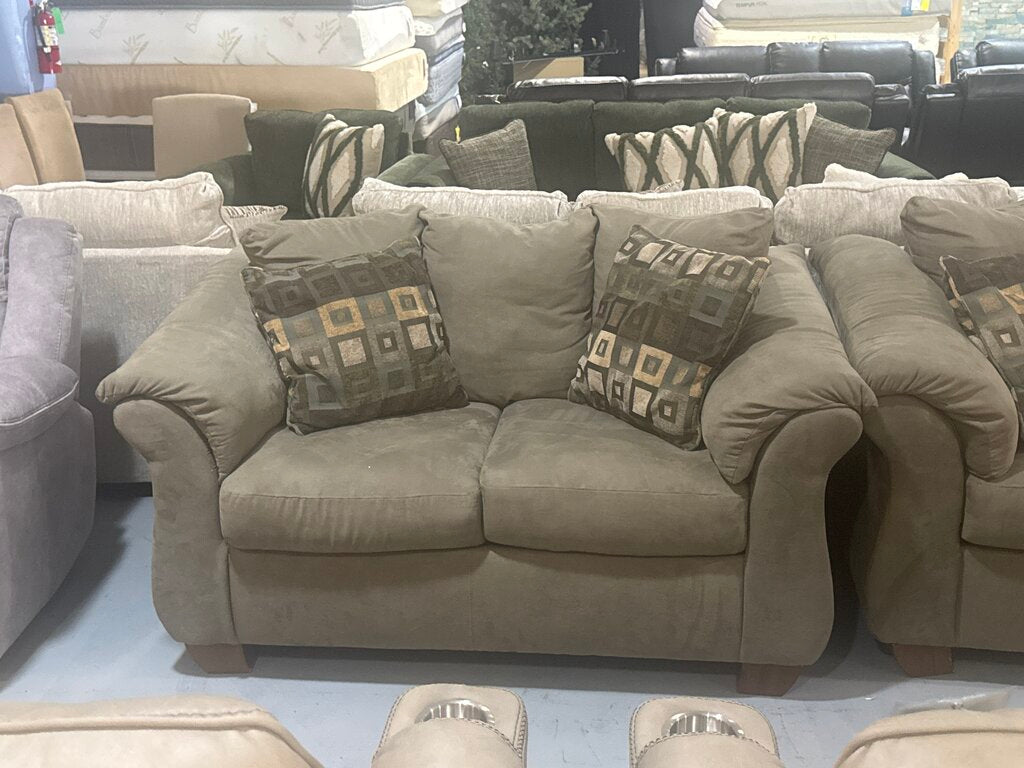 86282 - Ashley Darcy Sofa and Loveseat 88-66x37x39