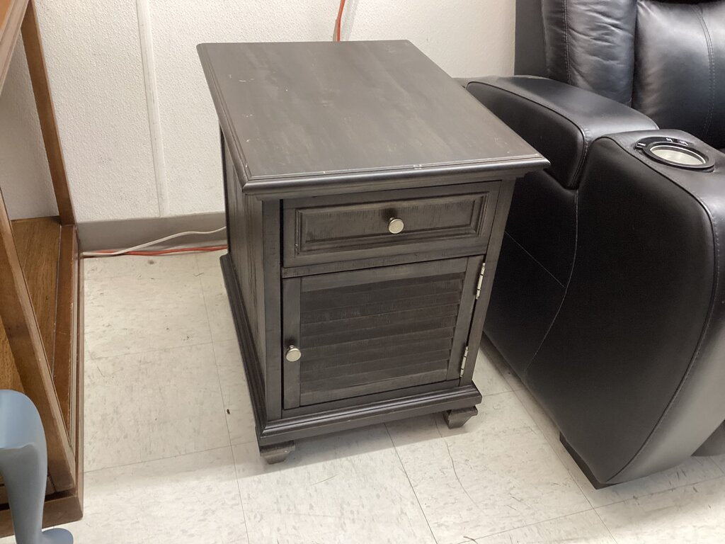 86323 Chairside Table 18x24x24