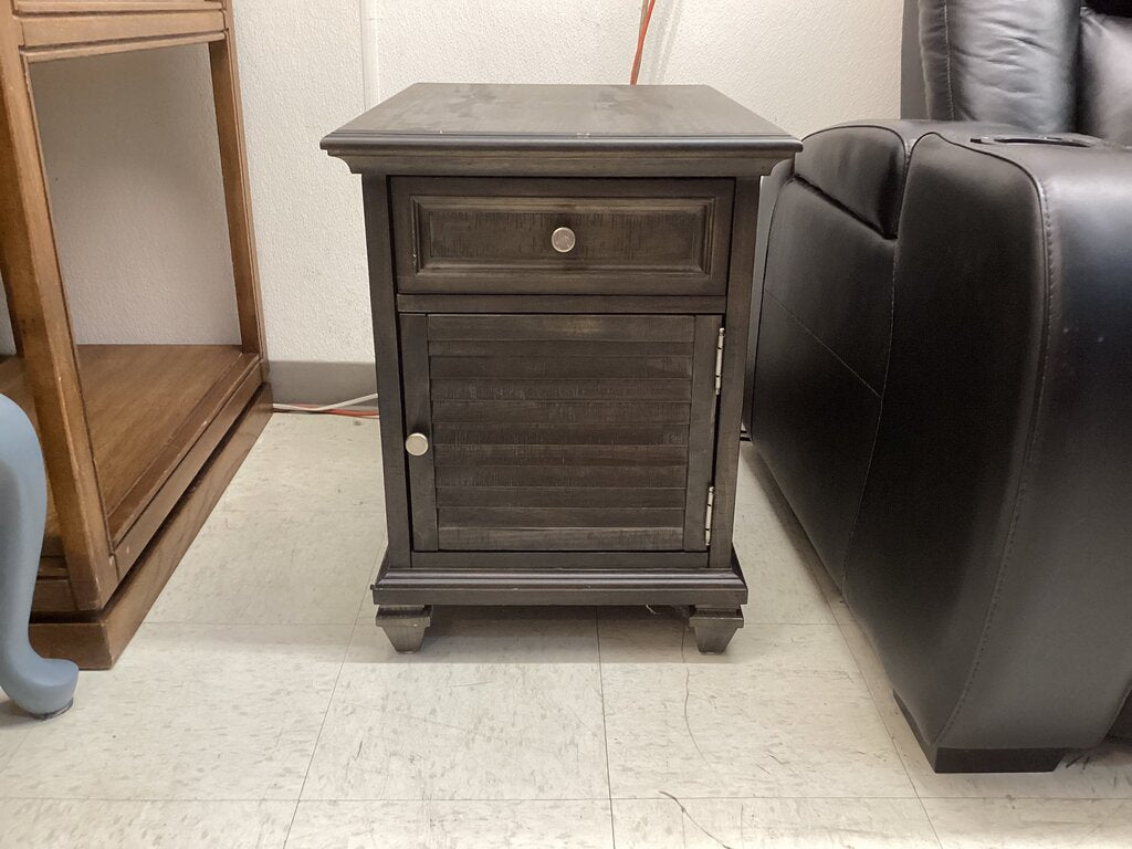 86323 Chairside Table 18x24x24