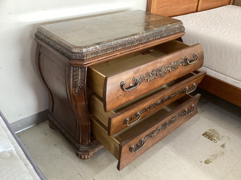 86366 Ashley Chateau Frontenac Bombe Chest