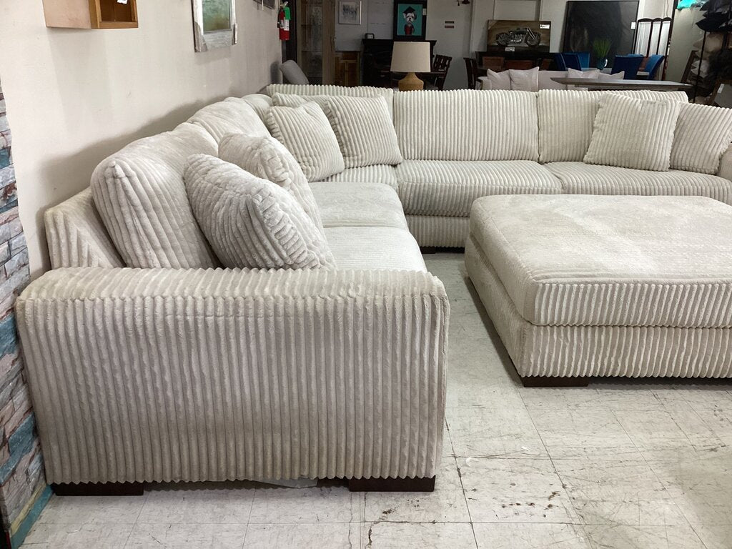 86424 Ashley Lindyn Sectional w/Ottoman (133x133x38 - 51x51x18)