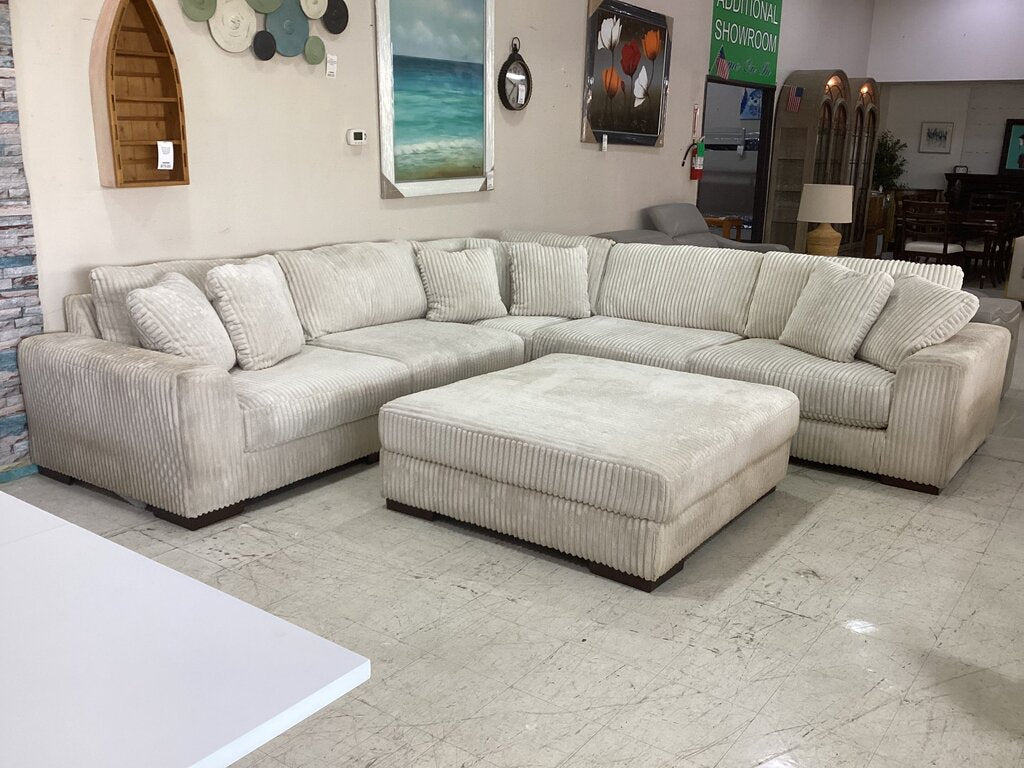 86424 Ashley Lindyn Sectional w/Ottoman (133x133x38 - 51x51x18)